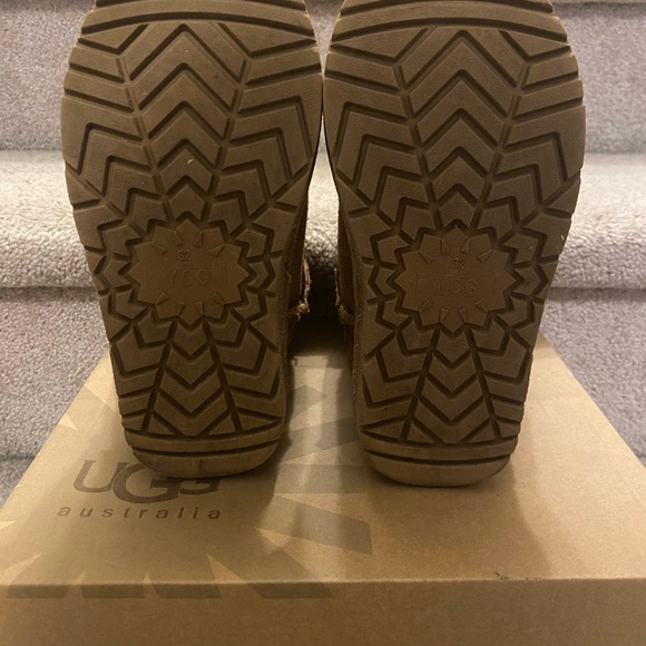 UGG kids Classic Tan winter boots 1 pair left!! PLEASE REFER TO SIZE CHART - Picture 5 of 9